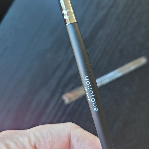 Younique Concealer Brush - Picture 4 of 6